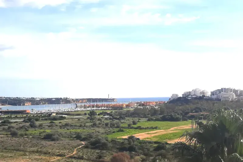 Het zicht vanaf het balkon