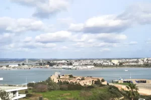 Het zicht vanaf het balkon