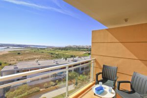 Zicht op de jachthaven vanaf het balkon