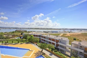 Uitzicht over het zwembad en Ferragudo