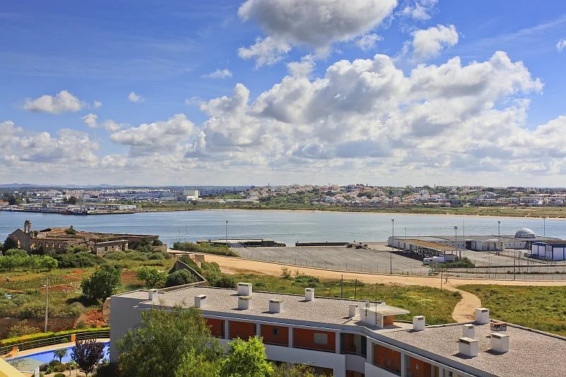 Het zicht vanaf het balkon